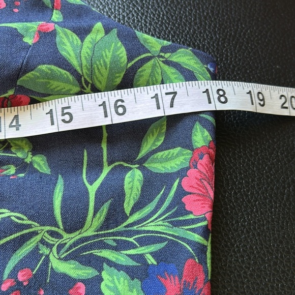 J McLaughlin Layne Top Amelia Floral Navy Blue Sleeveless Back Zip Sz 10 - Picture 10 of 12